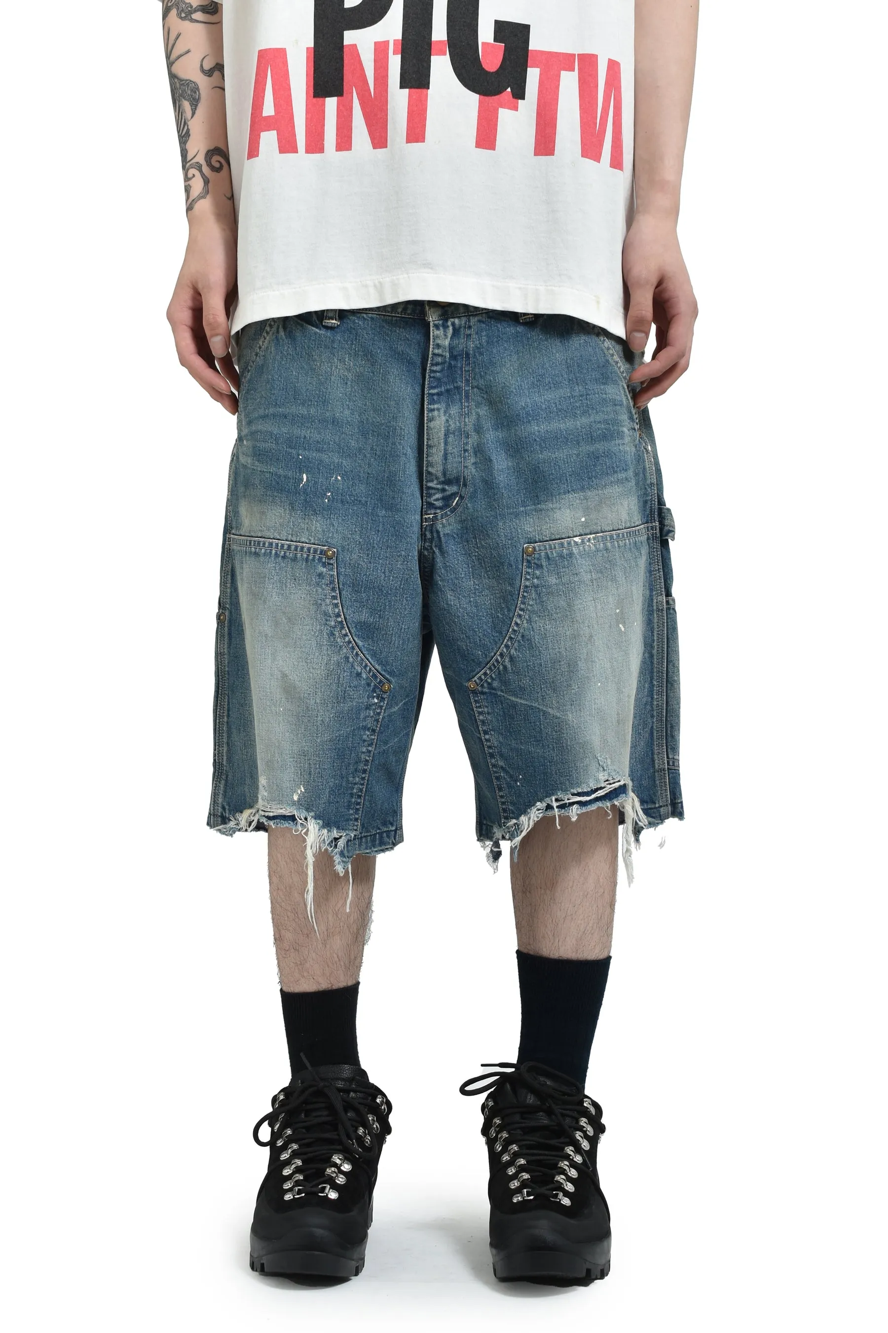 SAINT Mxxxxxx DOUBLE KNEE SHORTS/BLU Knee patches splashed with ink and water-splashed denim shorts. Denim blue S-XL. Custom-woven and dyed denim fabric with clear texture. Heavy-wash water-fading treatment to create local mottled fading/hole effects. Artificial distressing to simulate natural wearing marks. VINTAGE sense. Original consistent damage treatment. Hand-splashed ink and paint. Original consistent wash mark/pocket mark. Double knee patch. Rivet reinforcement. Improve functionality while enhancing design